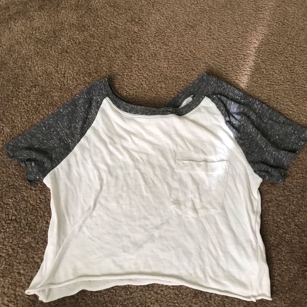 White and gray cropped tee